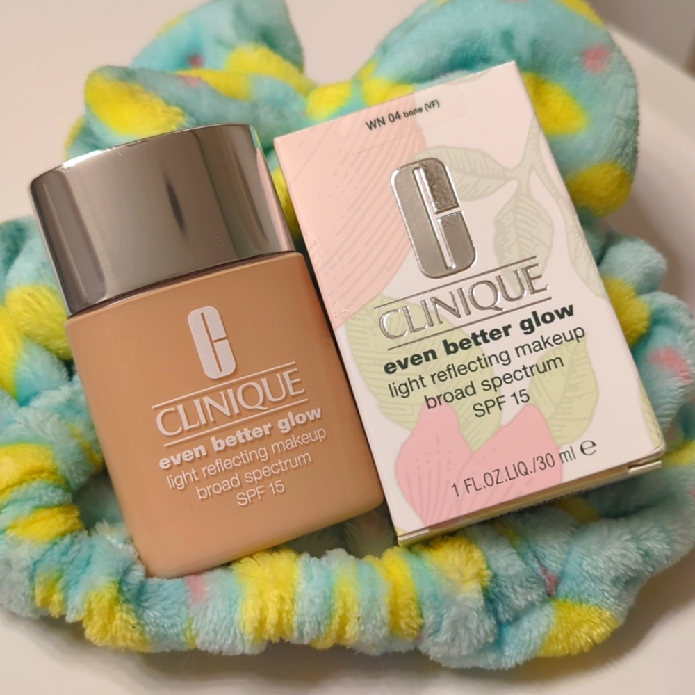 Clinique Even Better Glow Foundation in Bone WN 04 (VF) SPF 15 [Unopened]